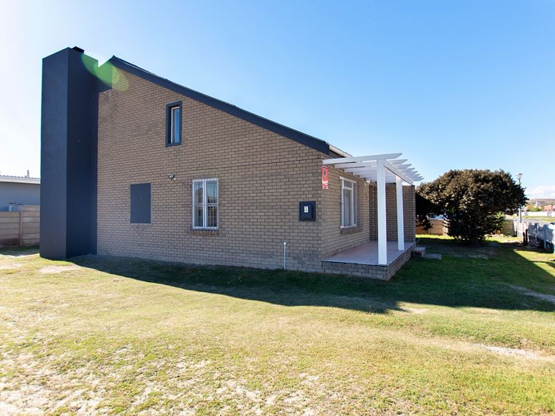 Stunning 3.5-Bed Coastal Gem with Sea Views in Sought-After Middedorp! - Photo 6