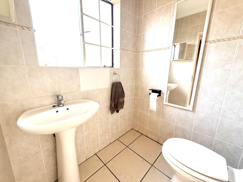 3 Bedroom Townhouse in a secure complex with a spacious garden - Photo 4