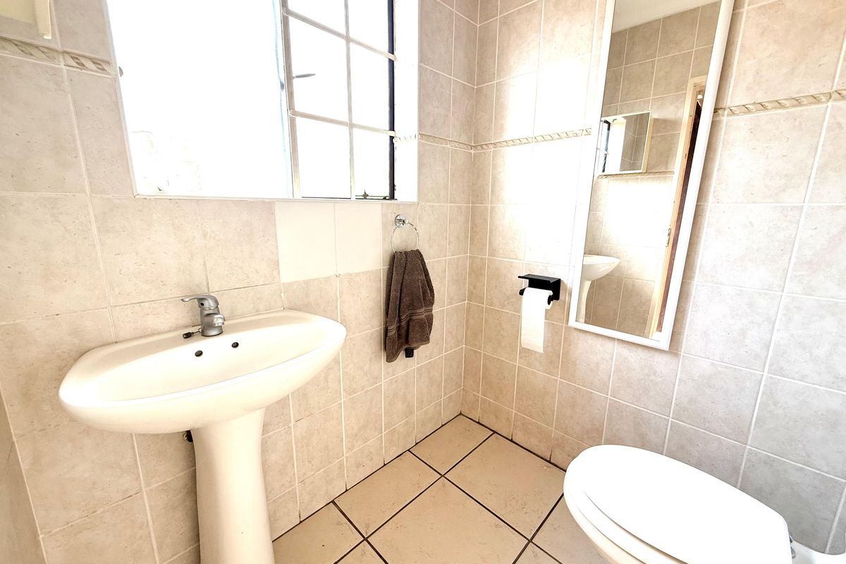 3 Bedroom Townhouse in a secure complex with a spacious garden - Photo 4