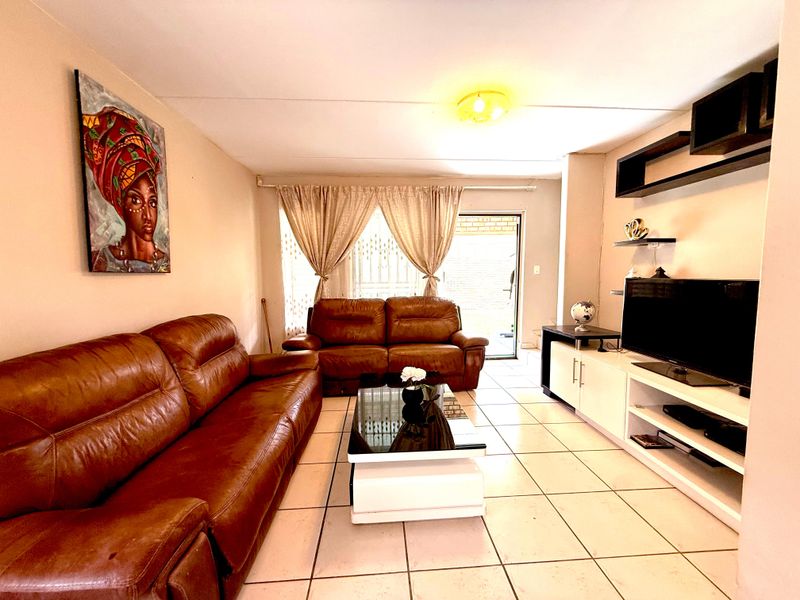 3 Bedroom Townhouse in a secure complex with a spacious garden - Photo 9