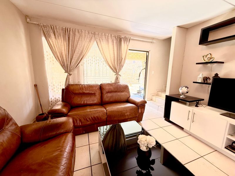 3 Bedroom Townhouse in a secure complex with a spacious garden - Photo 10