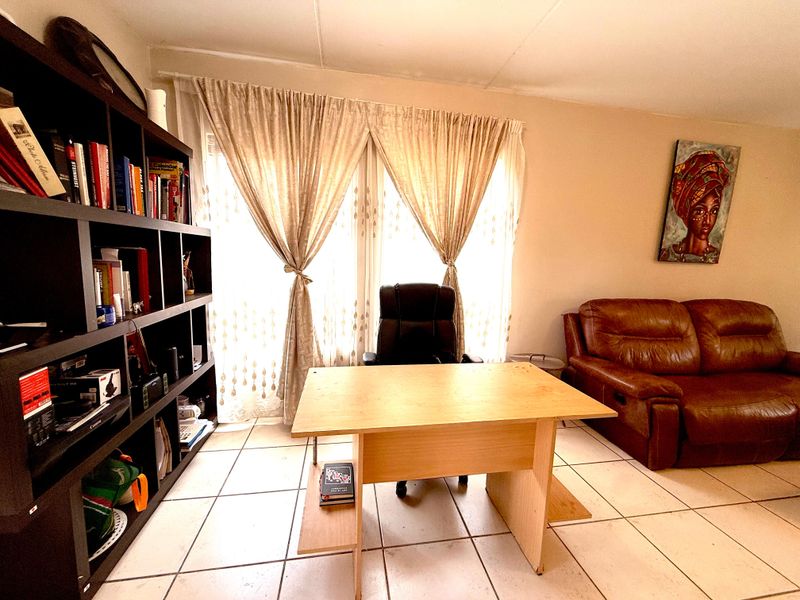 3 Bedroom Townhouse in a secure complex with a spacious garden - Photo 8