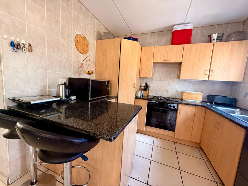 3 Bedroom Townhouse in a secure complex with a spacious garden - Photo 7