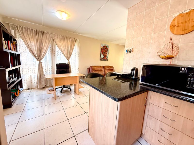 3 Bedroom Townhouse in a secure complex with a spacious garden - Photo 6