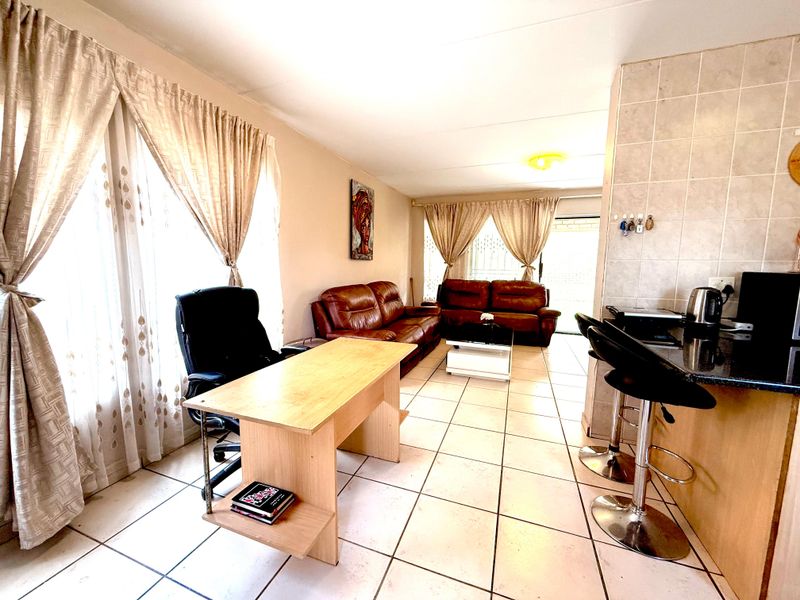 3 Bedroom Townhouse in a secure complex with a spacious garden - Photo 5