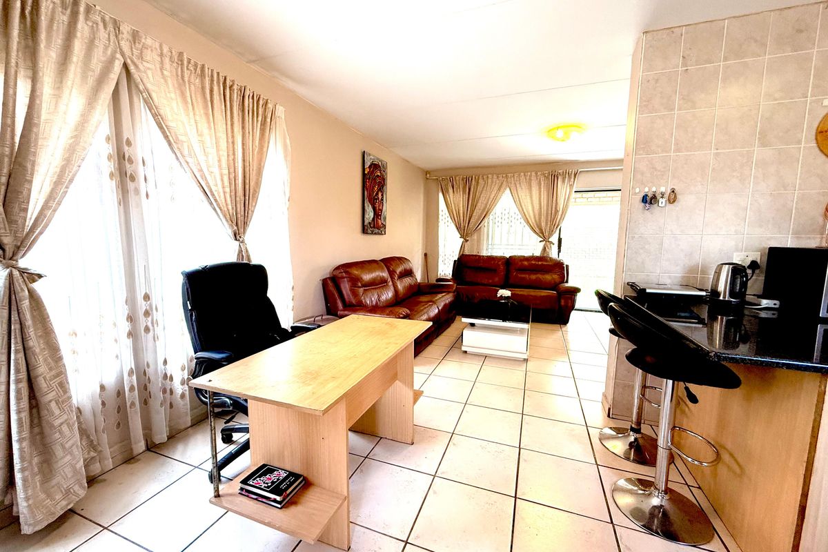 3 Bedroom Townhouse in a secure complex with a spacious garden - Photo 5