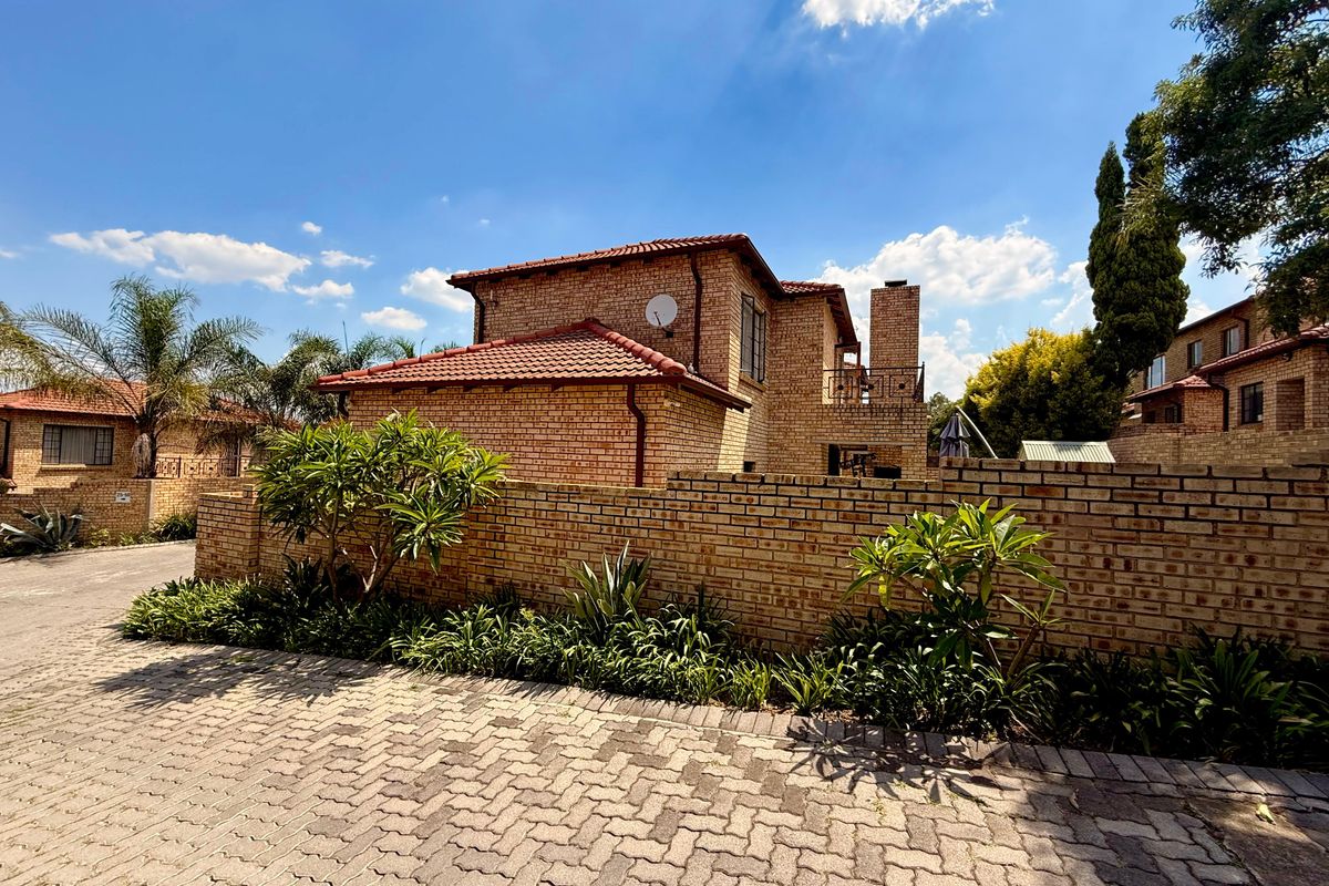 3 Bedroom Townhouse in a secure complex with a spacious garden - Photo 2