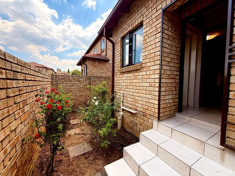 3 Bedroom Townhouse in a secure complex with a spacious garden - Photo 3