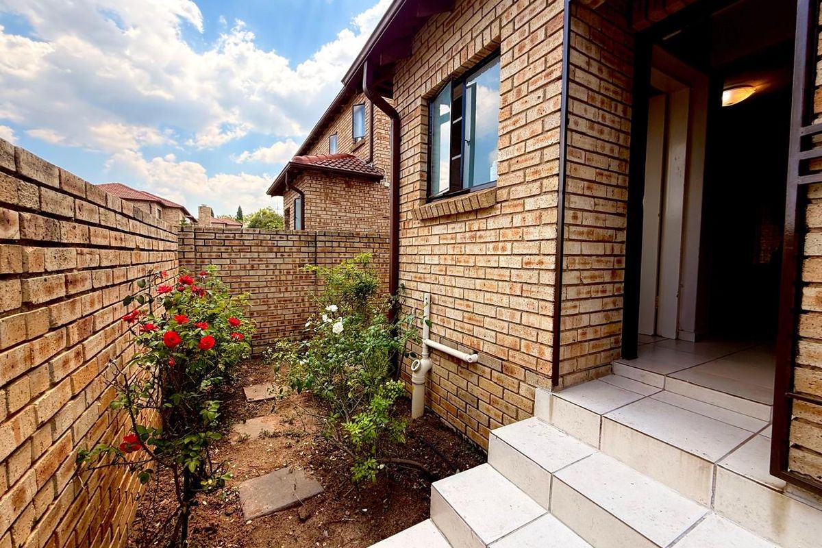 3 Bedroom Townhouse in a secure complex with a spacious garden - Photo 3