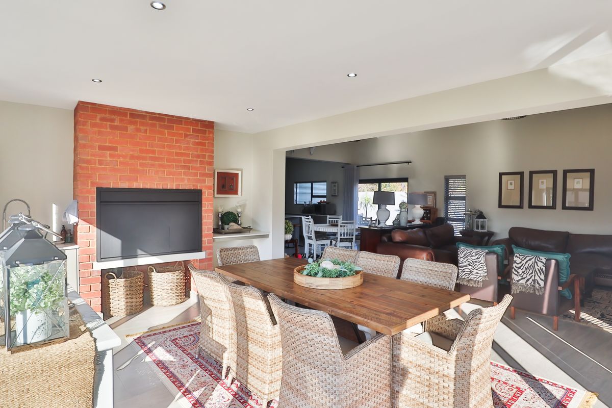 Modern home with Top of the Range Finishes!! - Photo 2