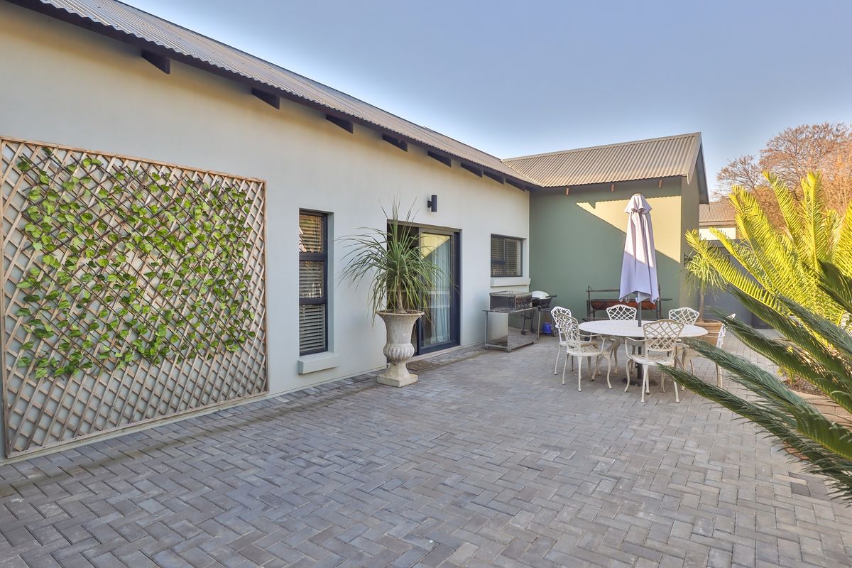 Modern home with Top of the Range Finishes!! - Photo 4
