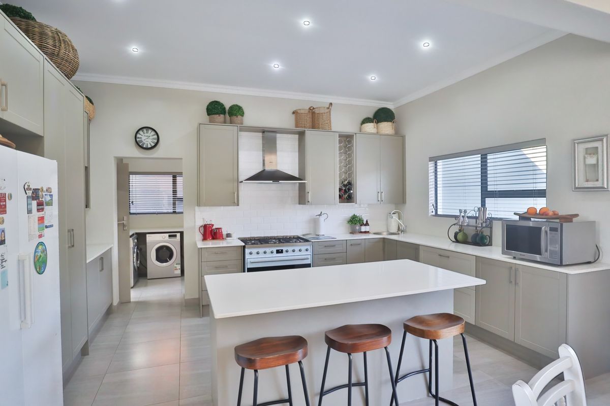 Modern home with Top of the Range Finishes!! - Photo 3