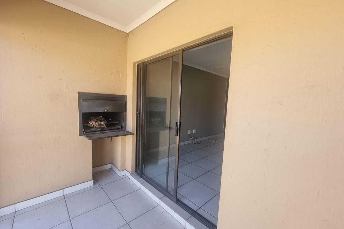 Modern complex unit balcony & buil in braai - Photo 4
