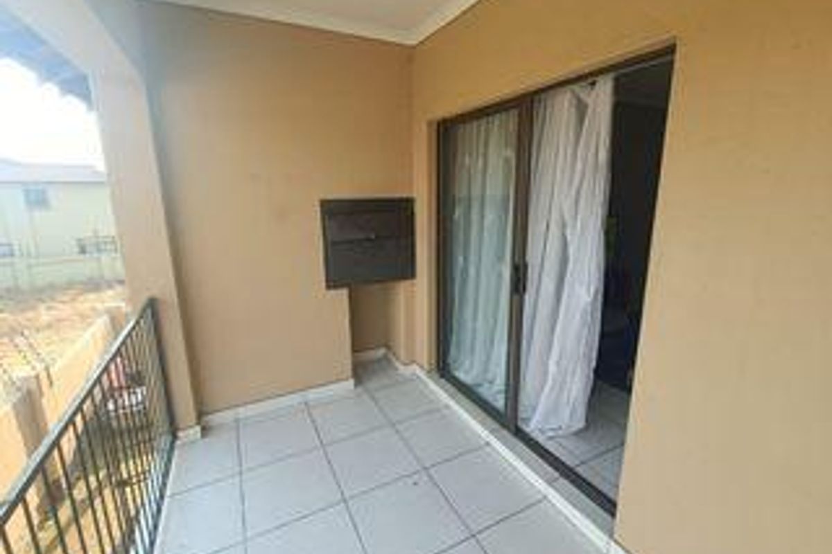 Modern complex unit balcony & buil in braai - Photo 2