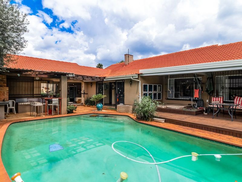 3 Bedroom 2 bathroom Plus Flat  in Boomed Buurendal Call Me Al But Call Me - Photo 1