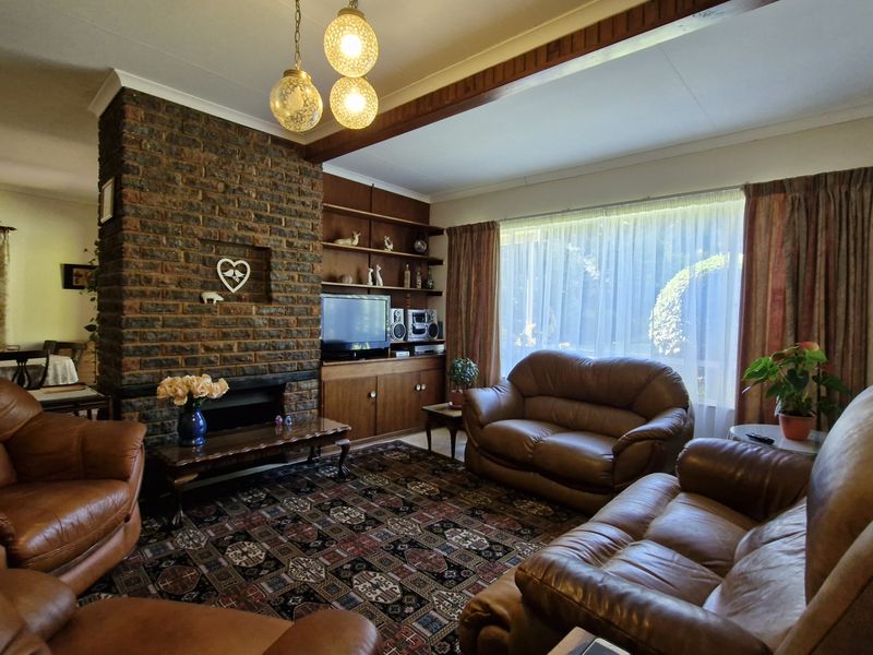 Family Home Conveniently Across from Primary School - Photo 2