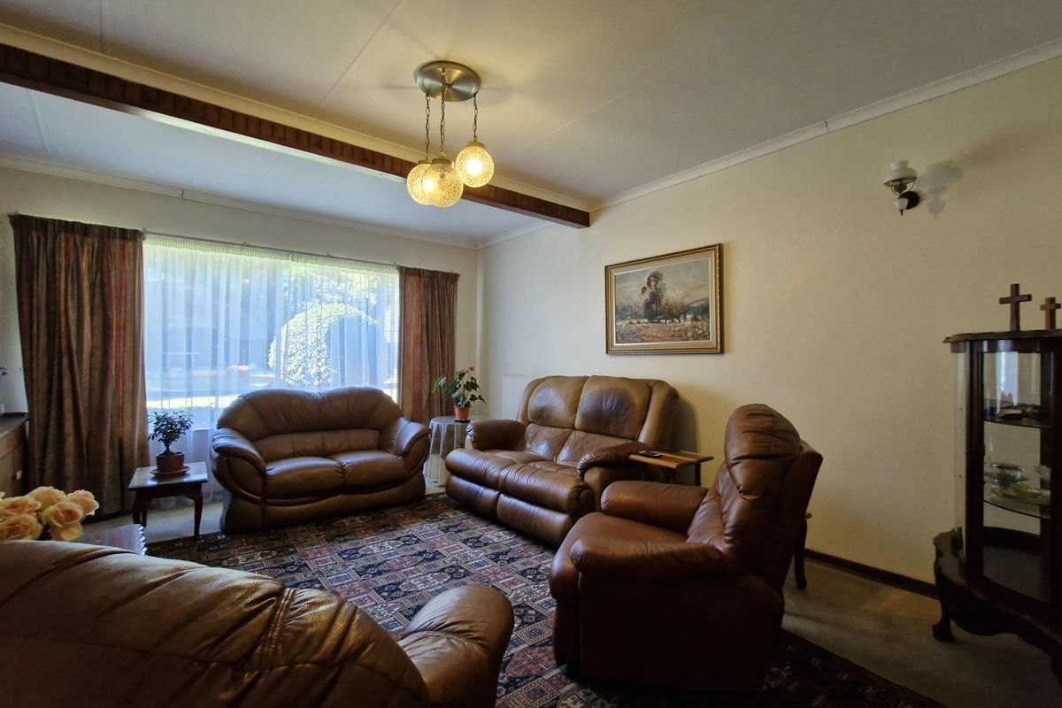 Family Home Conveniently Across from Primary School - Photo 3