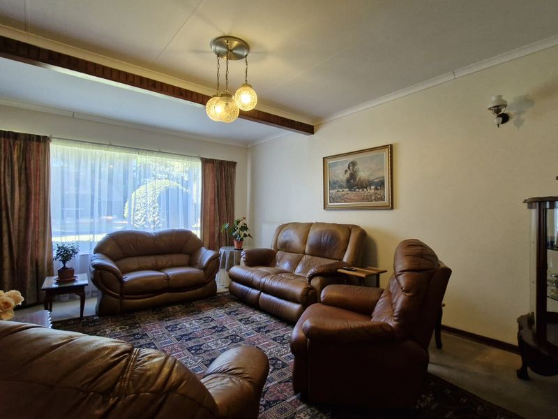 Family Home Conveniently Across from Primary School - Photo 3