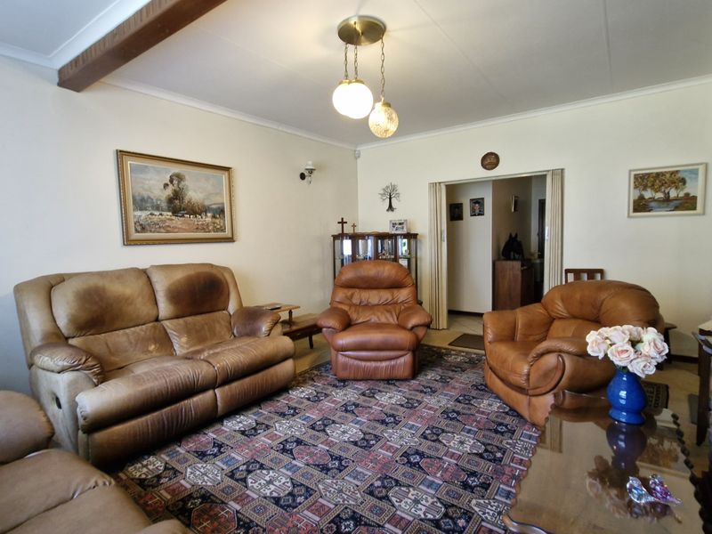 Family Home Conveniently Across from Primary School - Photo 4