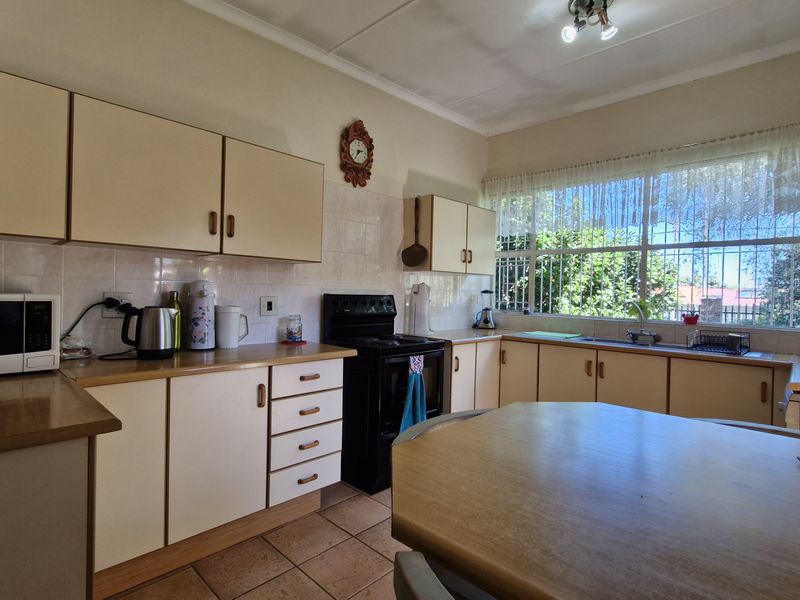 Family Home Conveniently Across from Primary School - Photo 7