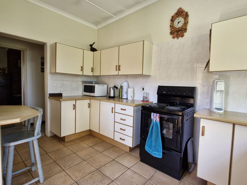 Family Home Conveniently Across from Primary School - Photo 8