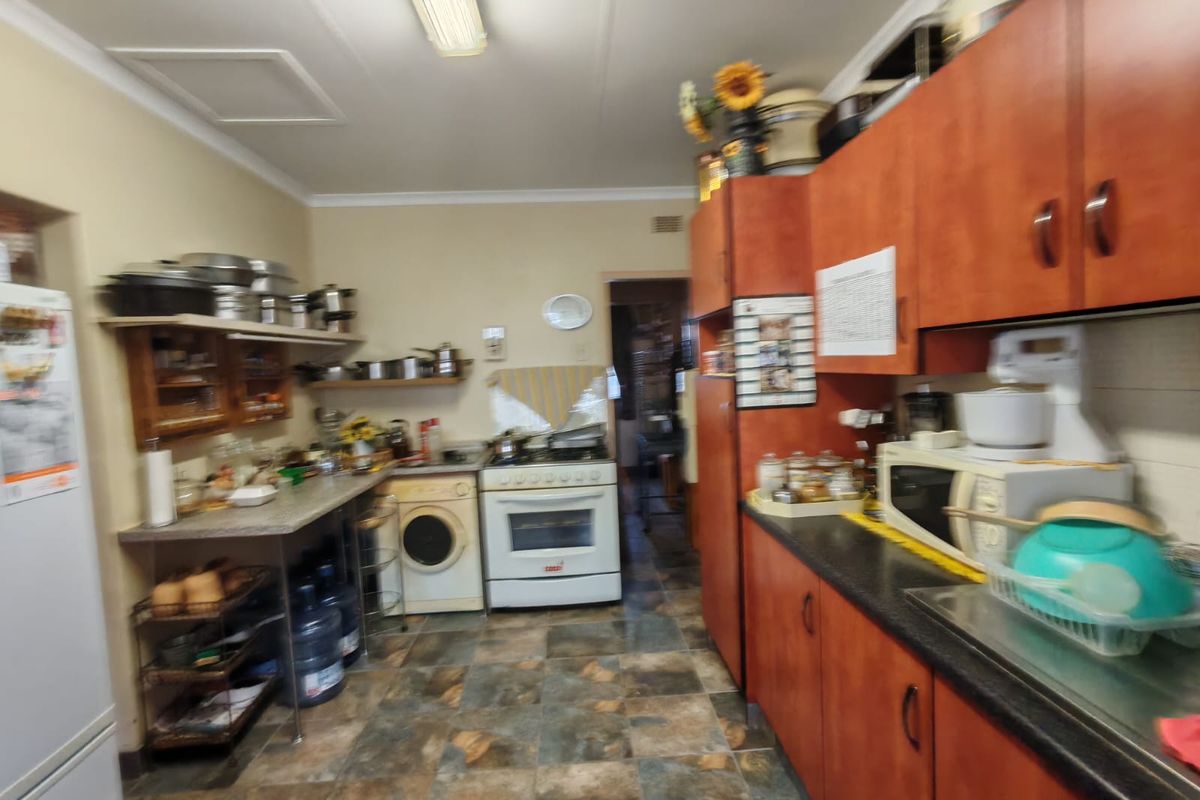 3 bedroom House for Sale with Flatlet in Sasolburg ext 1 - Photo 4