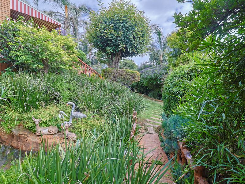 Your Own Hidden Paradise – Mini Sun City Luxury & Boundless Potential - Photo 8