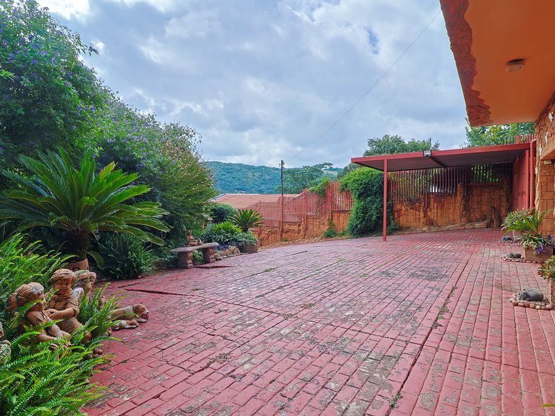 Your Own Hidden Paradise – Mini Sun City Luxury & Boundless Potential - Photo 7