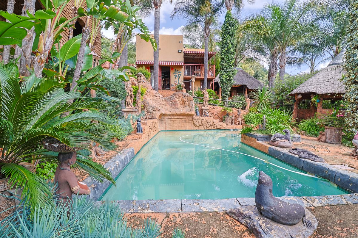 Your Own Hidden Paradise – Mini Sun City Luxury & Boundless Potential - Photo 5