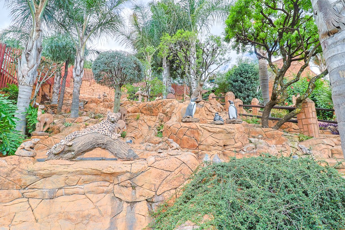 Your Own Hidden Paradise – Mini Sun City Luxury & Boundless Potential - Photo 3