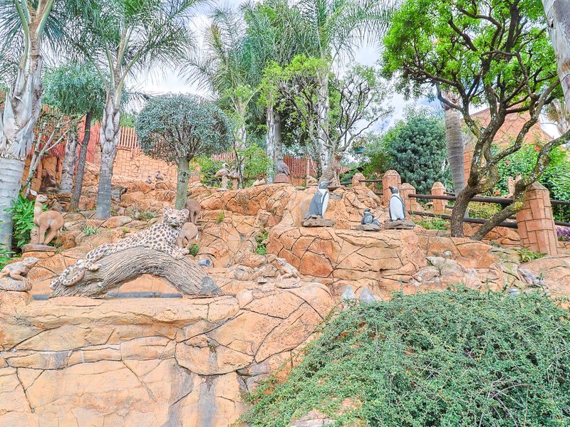 Your Own Hidden Paradise – Mini Sun City Luxury & Boundless Potential - Photo 3