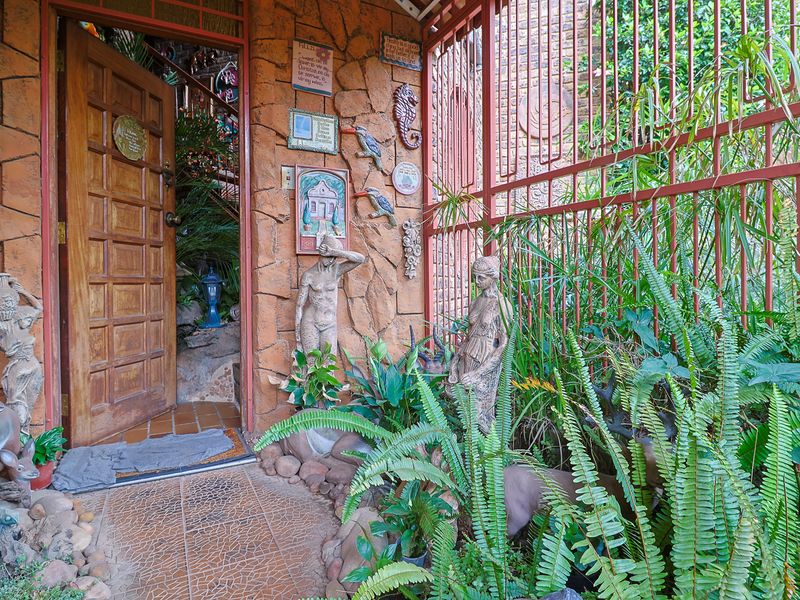 Your Own Hidden Paradise – Mini Sun City Luxury & Boundless Potential - Photo 9