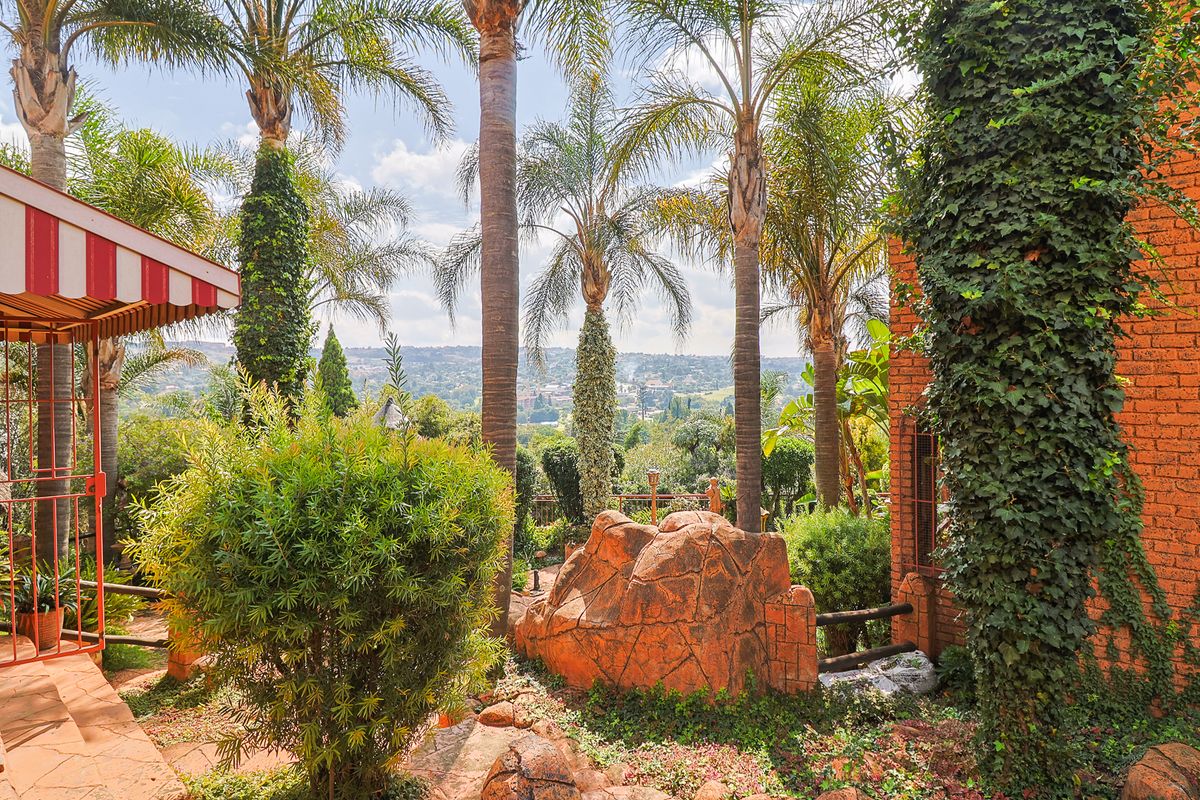 Your Own Hidden Paradise – Mini Sun City Luxury & Boundless Potential - Photo 2