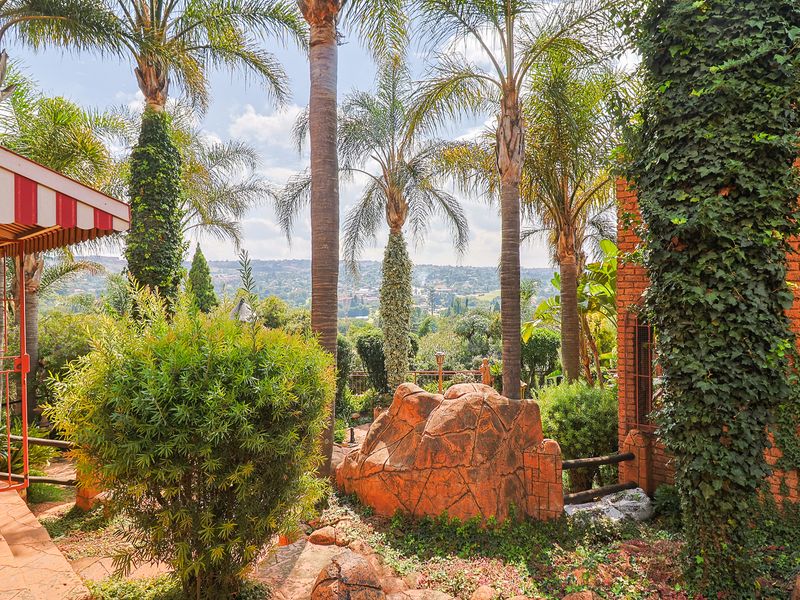 Your Own Hidden Paradise – Mini Sun City Luxury & Boundless Potential - Photo 2