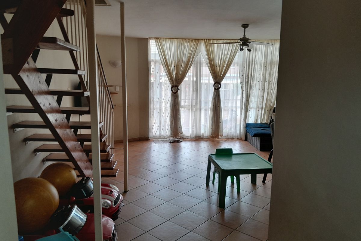 Meyerspark Duplex, Modern Stunning living-spacious -step into comfort - Photo 4