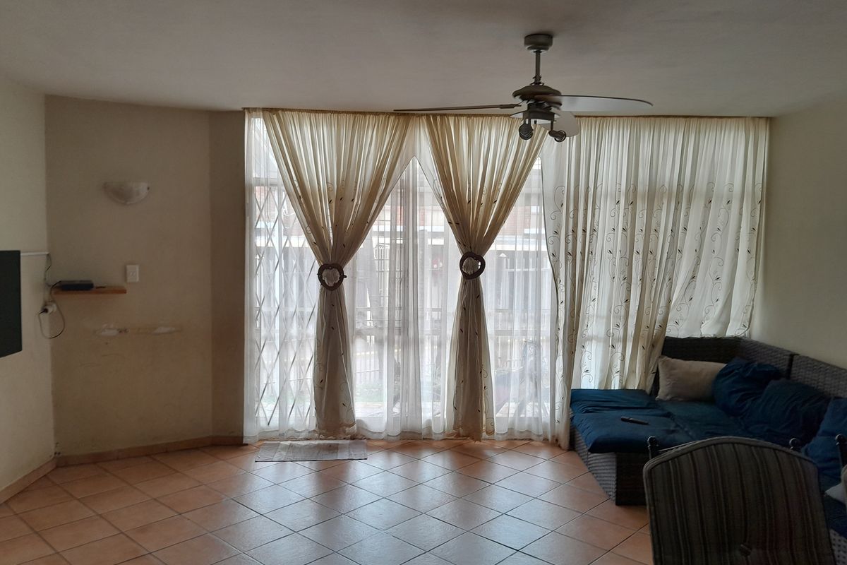 Meyerspark Duplex, Modern Stunning living-spacious -step into comfort - Photo 3