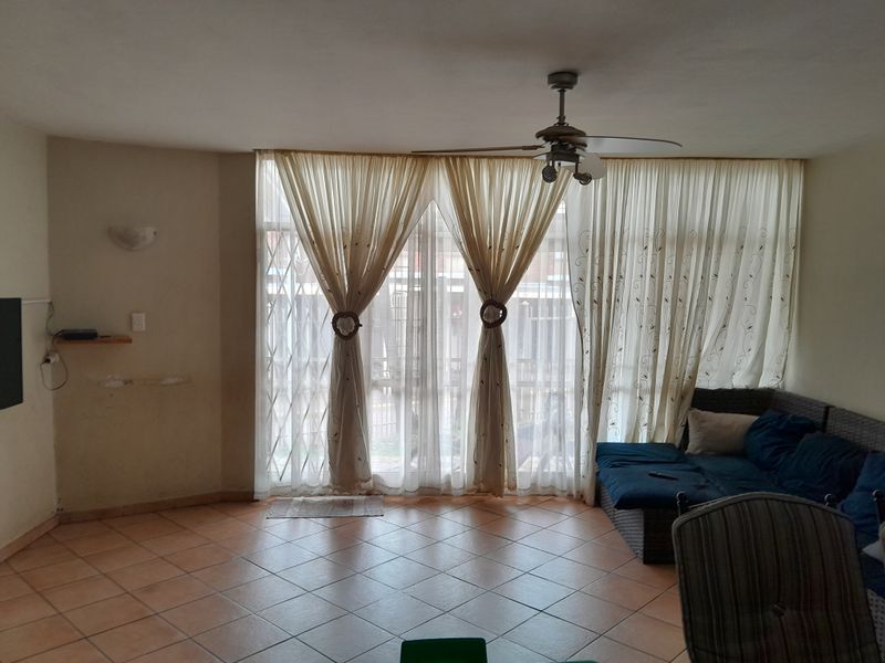 Meyerspark Duplex, Modern Stunning living-spacious -step into comfort - Photo 3