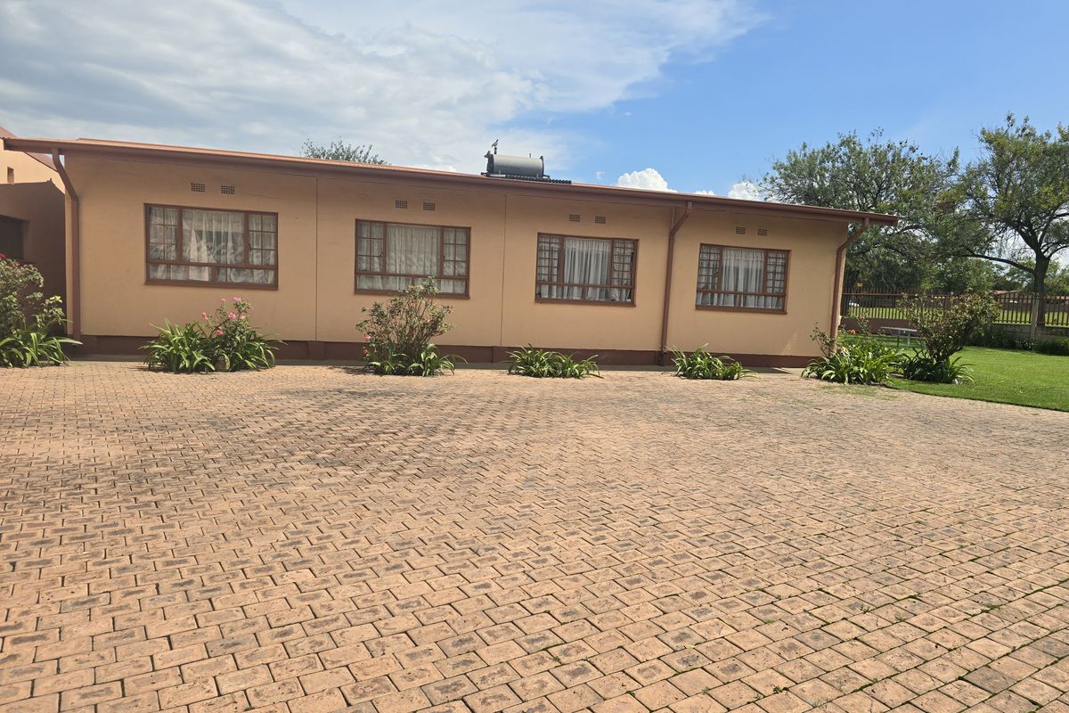 3 Bedroom House for Sale in Vanderbijlpark SE 1 - Photo 2