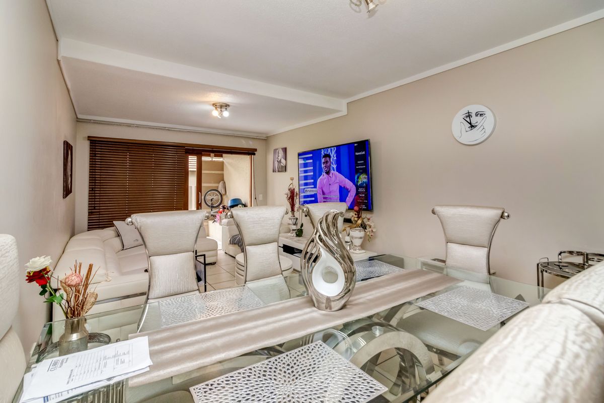 Well-situated apartment in sought-after, secure complex in Fourways. - Photo 3