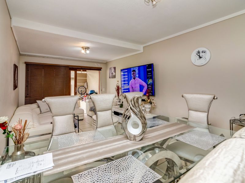 Well-situated apartment in sought-after, secure complex in Fourways. - Photo 3