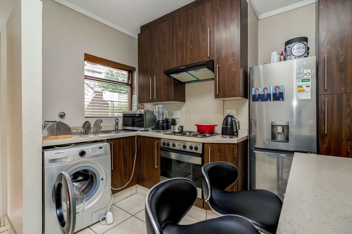 Well-situated apartment in sought-after, secure complex in Fourways. - Photo 4