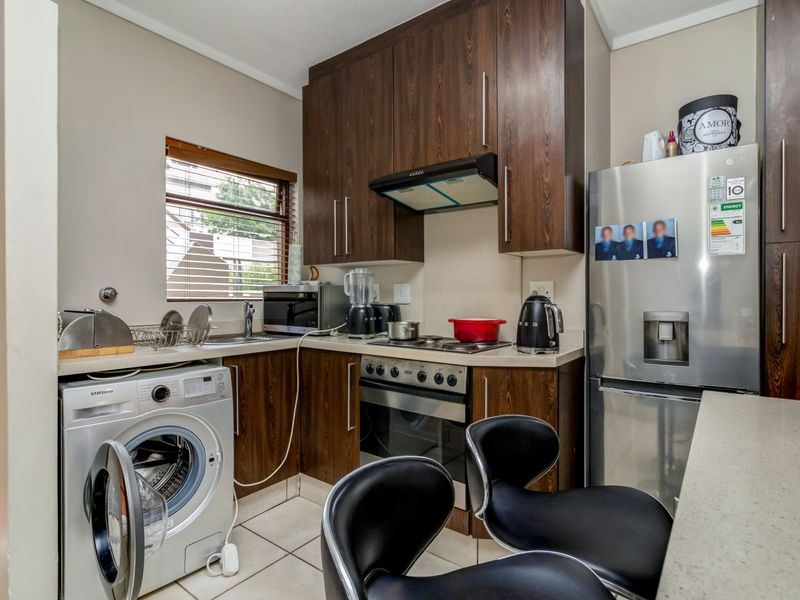 Well-situated apartment in sought-after, secure complex in Fourways. - Photo 4