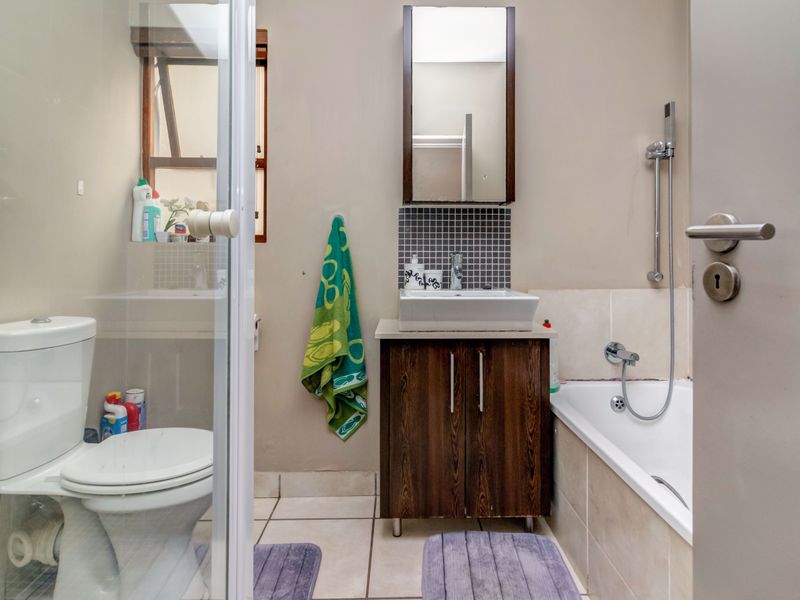 Well-situated apartment in sought-after, secure complex in Fourways. - Photo 9