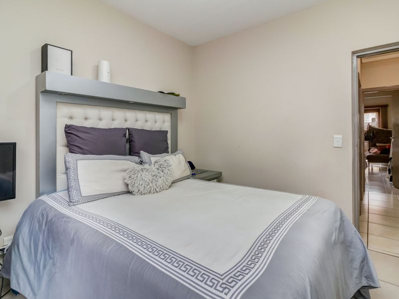 Well-situated apartment in sought-after, secure complex in Fourways. - Photo 8