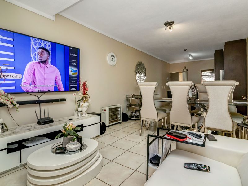 Well-situated apartment in sought-after, secure complex in Fourways. - Photo 7