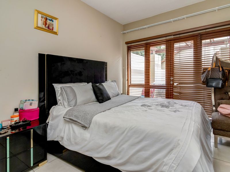 Well-situated apartment in sought-after, secure complex in Fourways. - Photo 10