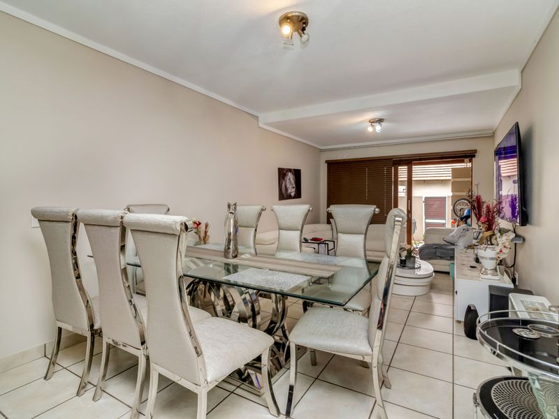 Well-situated apartment in sought-after, secure complex in Fourways. - Photo 6