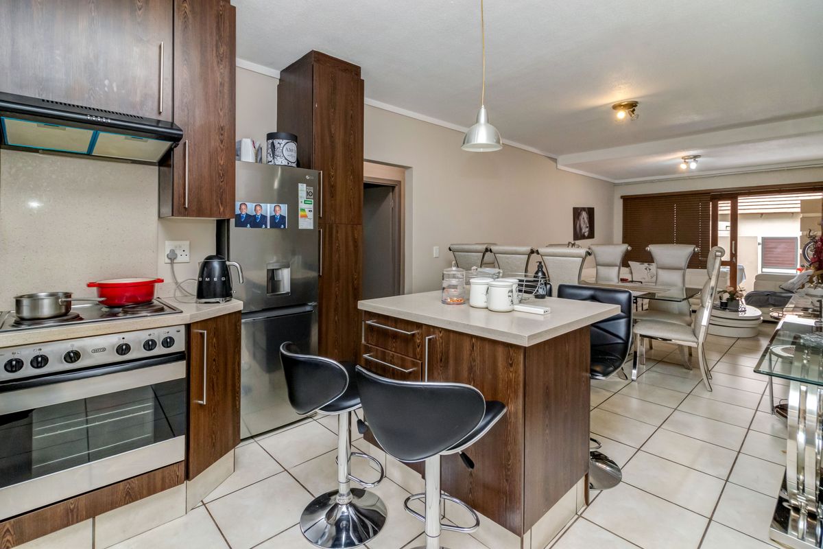Well-situated apartment in sought-after, secure complex in Fourways. - Photo 5