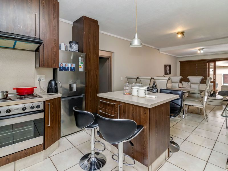 Well-situated apartment in sought-after, secure complex in Fourways. - Photo 5