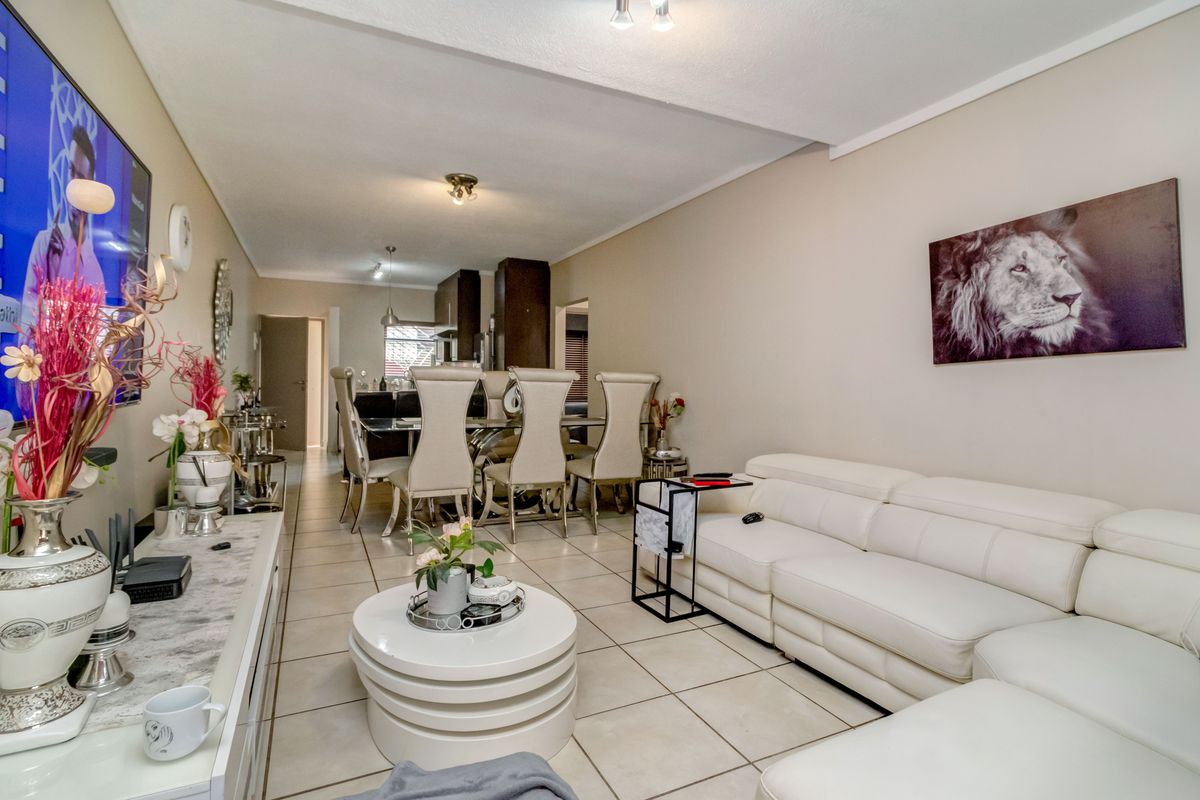 Well-situated apartment in sought-after, secure complex in Fourways. - Photo 2